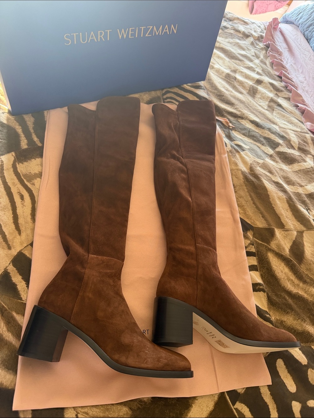 STUAR WEITZMAN
Women's Finn 50/50 Boots
Color: Deep Coffee Suede
SIZE: 8.5 - Picture 7 of 15